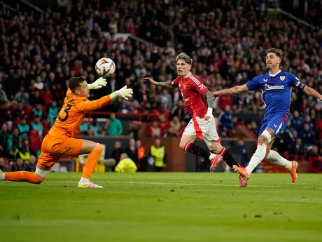 Alejandro Garnacho strieľa na bránu počas odvety semifinále Európskej ligy: Manchester United - Athletic Bilbao.