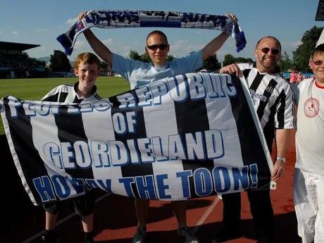 Fanúšikovia Newcastlu United pózujú po úvodnom zápase 3. kola UEFA-Intertoto Cupu v ktorom FK ZTS Dubnica (Slovensko) prehrala s Newcastle United (Anglicko) 1:3.