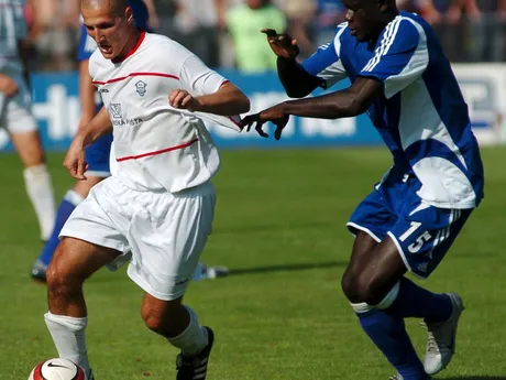 Amady Faye (vpravo) a Igor Držík v zápase ZTS Dubnica - Newcastle United v 3. kole súťaže Intertoto Cup 2005/2006.