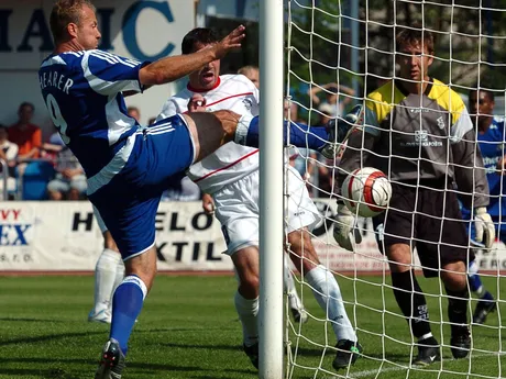 Alan Shearer (vľavo) doráža loptu do siete Dubničana Dušana Perniša (tretí zľava), nezabránil mu v tom ani Dubničan Marian Zimen (druhý zľava) v úvodnom zápase 3. kola UEFA-Intertoto Cupu FK ZTS Dubnica - Newcastle United.