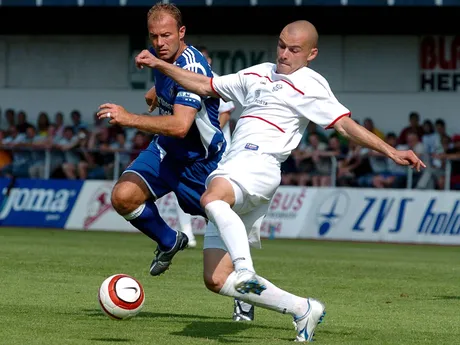 Alan Shearer (vľavo) v súboji o loptu s Dubničanom Martinom Švestkom (vpravo) v úvodnom zápase 3. kola UEFA-Intertoto Cupu FK ZTS Dubnica - Newcastle United.