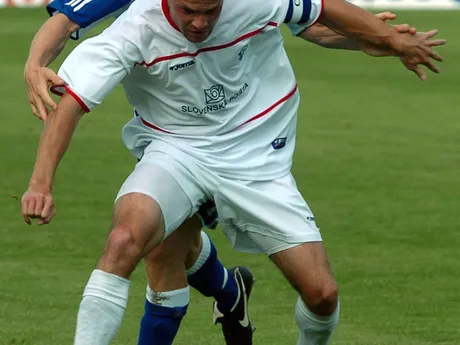 James Milner (vzadu) v súboji o loptu s kapitánom Dubnice Marianom Zimenom (vpredu) v úvodnom zápase 3. kola UEFA-Intertoto Cupu FK ZTS Dubnica - Newcastle United 17. júla 2005. 