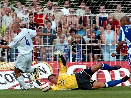 Stephen Harper (uprostred) likviduje šancu Igora Držíka (vľavo), vpravo pribieha hráč hostí Jeanalain Boumsong (vpravo) v úvodnom zápase 3. kola UEFA-Intertoto Cupu FK ZTS Dubnica - Newcastle.