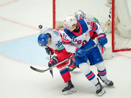 Útocník USA Josh Doan v zápase skupiny B na MS v hokeji 2025: Česko - USA.
