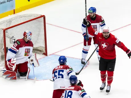 Damien Riat strieľa gól počas zápasu skupiny B Švajčiarsko - Česko na MS v hokeji 2025. 