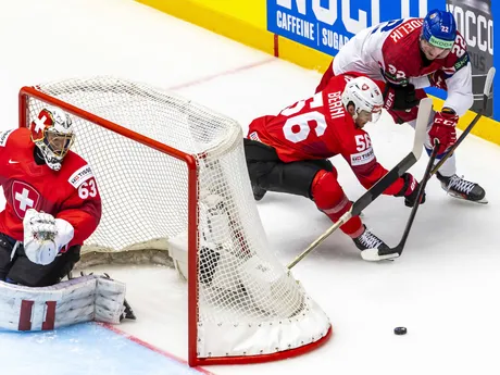 Tim Berni a Jáchym Kondelik  počas zápasu skupiny B Švajčiarsko - Česko na MS v hokeji 2025. 