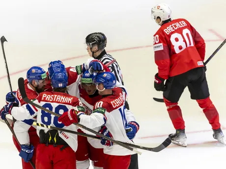 Hokejisti Česka oslavujú gól počas zápasu skupiny B Švajčiarsko - Česko na MS v hokeji 2025. 