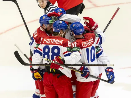 Radosť hokejistov Česka počas zápasu skupiny B Švajčiarsko - Česko na MS v hokeji 2025. 
