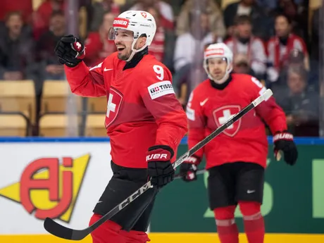 Damien Riat oslavuje gól počas zápasu skupiny B Švajčiarsko - Česko na MS v hokeji 2025.