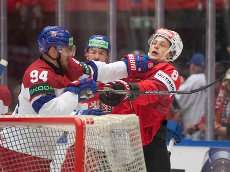 Simon Knak a Jacub Lauko počas zápasu skupiny B Švajčiarsko - Česko na MS v hokeji 2025.