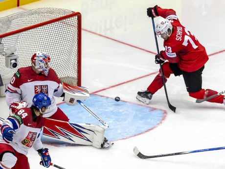 Sandro Schmid strieľa gól počas zápasu skupiny B Švajčiarsko - Česko na MS v hokeji 2025. 