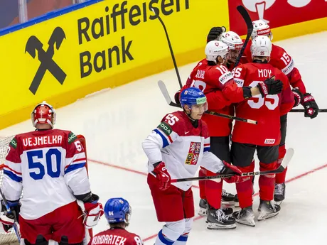 Sandro Schmid oslavuje gól počas zápasu skupiny B Švajčiarsko - Česko na MS v hokeji 2025. 