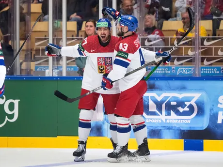Filip Pyrochta, a Michael Spacek oslavujú gól počas zápasu skupiny B Švajčiarsko - Česko na MS v hokeji 2025. 