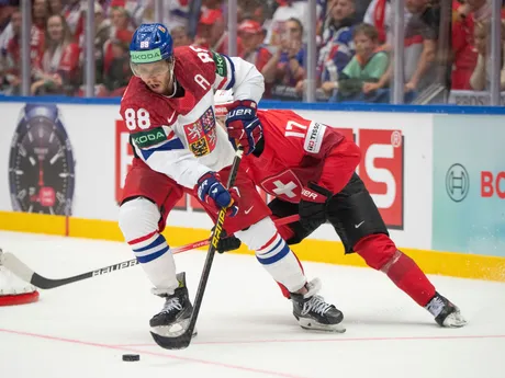 David Pastrňák a Ken Jager počas zápasu skupiny B Švajčiarsko - Česko na MS v hokeji 2025. 