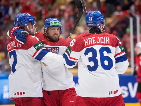 Michael Špaček oslavuje gól počas zápasu skupiny B Švajčiarsko - Česko na MS v hokeji 2025. 