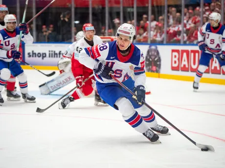 Američan Zeev Buium v zápase MS v hokeji 2025: Dánsko - USA.