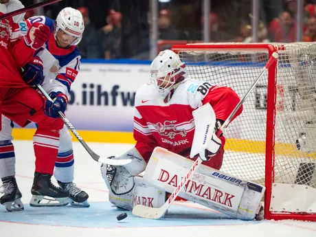 Američan Matty Beniers a brankár Frederik Dichow v zápase MS v hokeji 2025: Dánsko - USA.