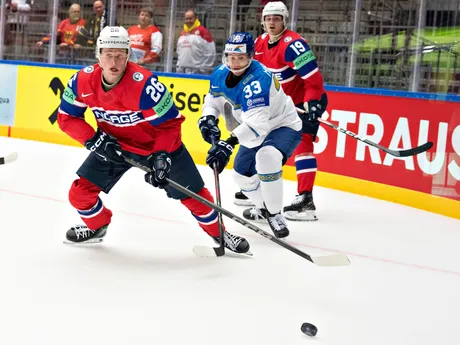 Patrick Elvsveen a Eduard Mikhailov v zápase skupiny B Nórsko - Kazachstan na MS v hokeji 2025. 