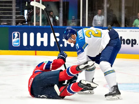 Eskild Bakke Olsen a Artyom Likhotnikov v zápase skupiny B Nórsko - Kazachstan na MS v hokeji 2025. 