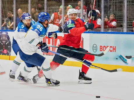 Havard Ostrem Salsten a Alikhan Assetov v zápase skupiny B Nórsko - Kazachstan na MS v hokeji 2025. 
