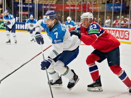 Thomas Berg-Paulsen a Leonid Metalnikov v zápase skupiny B Nórsko - Kazachstan na MS v hokeji 2025. 