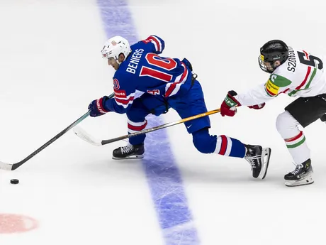 Americký útočník Matty Beniers (vľavo) a maďarský útočník Doman Szongoth v zápase skupiny B na MS v hokeji 2025: USA - Maďarsko.