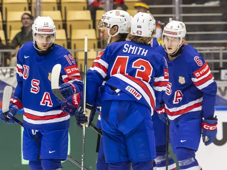 Americký útočník Cutter Gauthier oslavuje gól v zápase skupiny B na MS v hokeji 2025: USA - Maďarsko.