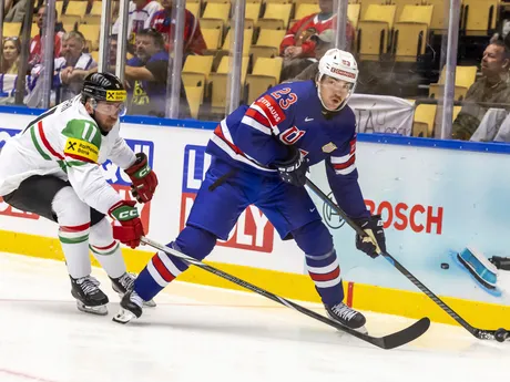 Maďarský obranca Gabor Tornyai a americký útočník Mikey Eyssimont v zápase skupiny B na MS v hokeji 2025: USA - Maďarsko.