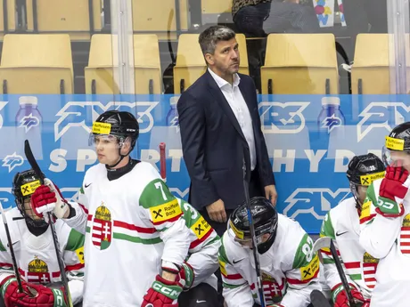 Tréner Maďarska Gergely Majoross v zápase skupiny B na MS v hokeji 2025: USA - Maďarsko.