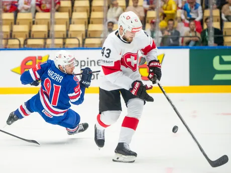 Americký hráč Frank Nazar (vľavo) bojuje o puk so Švajčiarom Andreom Glauserom v zápase B-skupiny USA - Švajčiarsko na MS 2025.