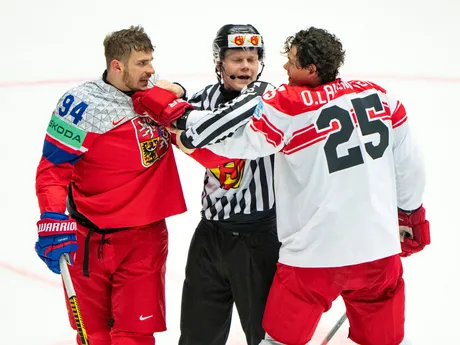 Jakub Lauko (vľavo) a Oliver Lauridsen v zápase Dánsko - Česko na MS v hokeji 2025. 