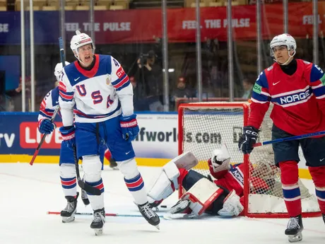 Američanka Michael McCarron sa teší z gólu v zápase skupiny B na MS v hokeji 2025: USA - Nórsko.