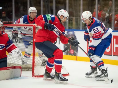 Američan Isaac Howard (vpravo) v zápase skupiny B na MS v hokeji 2025: USA - Nórsko.