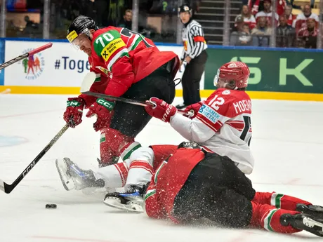 Oscar Fisker Mølgaard (vpravo) a Zsombor Garat v zápase Maďarsko - Dánsko v skupine B na MS v hokeji 2025.