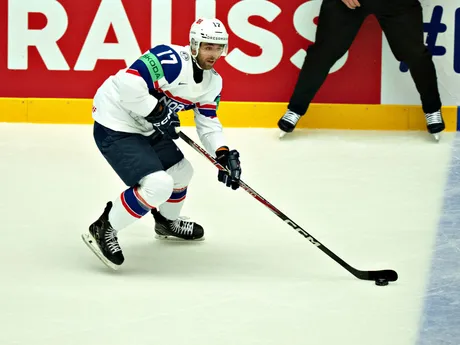Eirik Salsten v zápase Švajčiarsko - Nórsko v skupine B na MS v hokeji 2025.