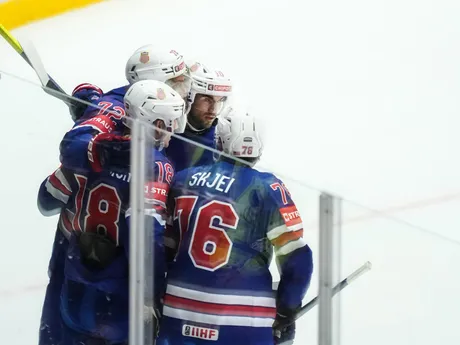 Drew O'Connor oslavuje gól v zápase skupiny B USA - Nemecko na MS v hokeji 2025. 