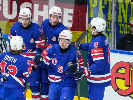 Frank Nazar oslavuje gól v zápase skupiny B USA - Nemecko na MS v hokeji 2025. 