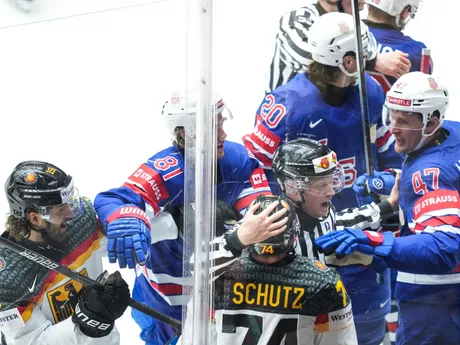 Bitka v zápase skupiny B USA - Nemecko na MS v hokeji 2025. 