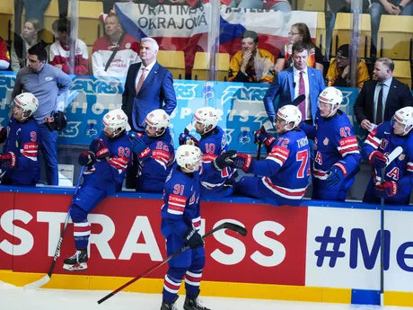 Frank Nazar oslavuje gól v zápase skupiny B USA - Nemecko na MS v hokeji 2025. 