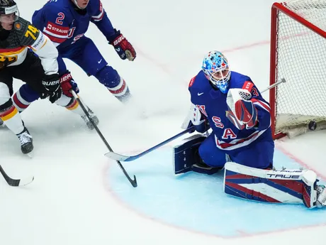 Justin Schuetz a Joey Daccord v zápase skupiny B USA - Nemecko na MS v hokeji 2025. 