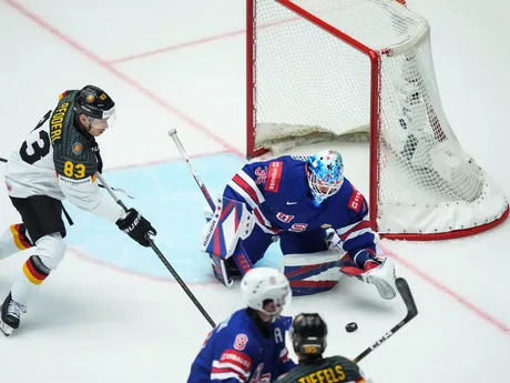 Leo Pfoederl a Joey Daccord v zápase skupiny B USA - Nemecko na MS v hokeji 2025. 