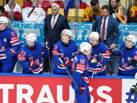 Drew O'Connor oslavuje gól v zápase skupiny B USA - Nemecko na MS v hokeji 2025. 