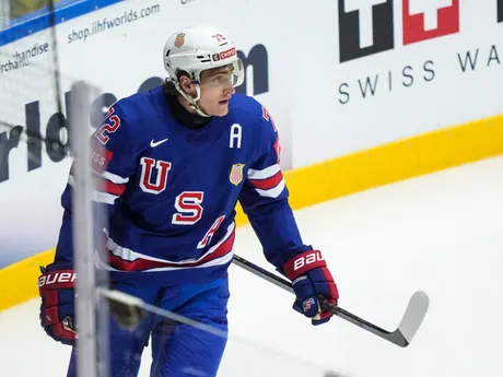 Tage Thompson v zápase skupiny B USA - Nemecko na MS v hokeji 2025. 