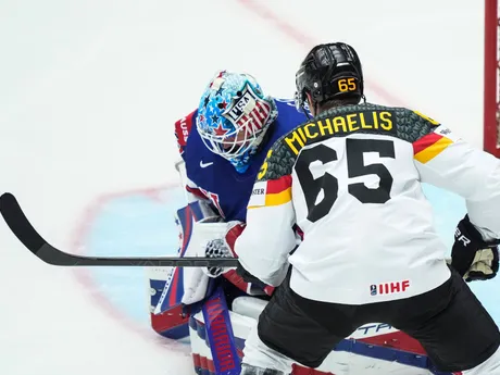 Hampton Slukynsky a Marc Michaelis v zápase skupiny B USA - Nemecko na MS v hokeji 2025. 