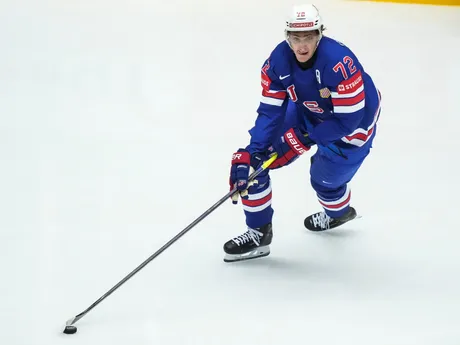 Tage Thompson v zápase skupiny B USA - Nemecko na MS v hokeji 2025. 