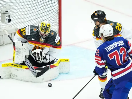 Tage Thompson a Philipp Grubauer v zápase skupiny B USA - Nemecko na MS v hokeji 2025. 