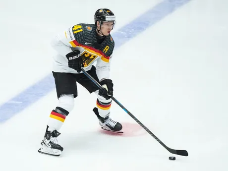 Jonas Mueller v zápase skupiny B USA - Nemecko na MS v hokeji 2025. 