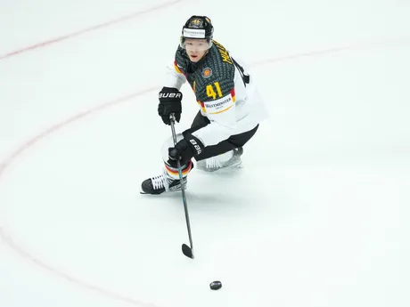Jonas Mueller v zápase skupiny B USA - Nemecko na MS v hokeji 2025. 