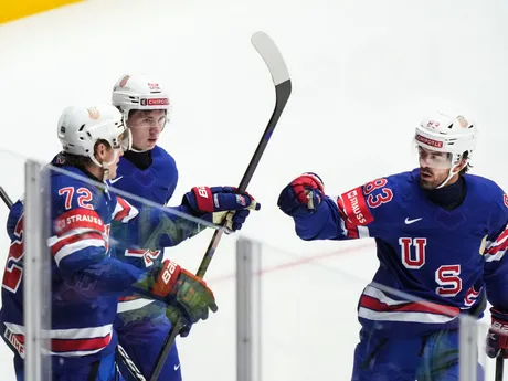 Tage Thompson oslavuje gól v zápase skupiny B USA - Nemecko na MS v hokeji 2025. 