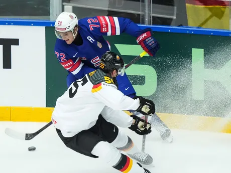 Tage Thompson v zápase skupiny B USA - Nemecko na MS v hokeji 2025. 